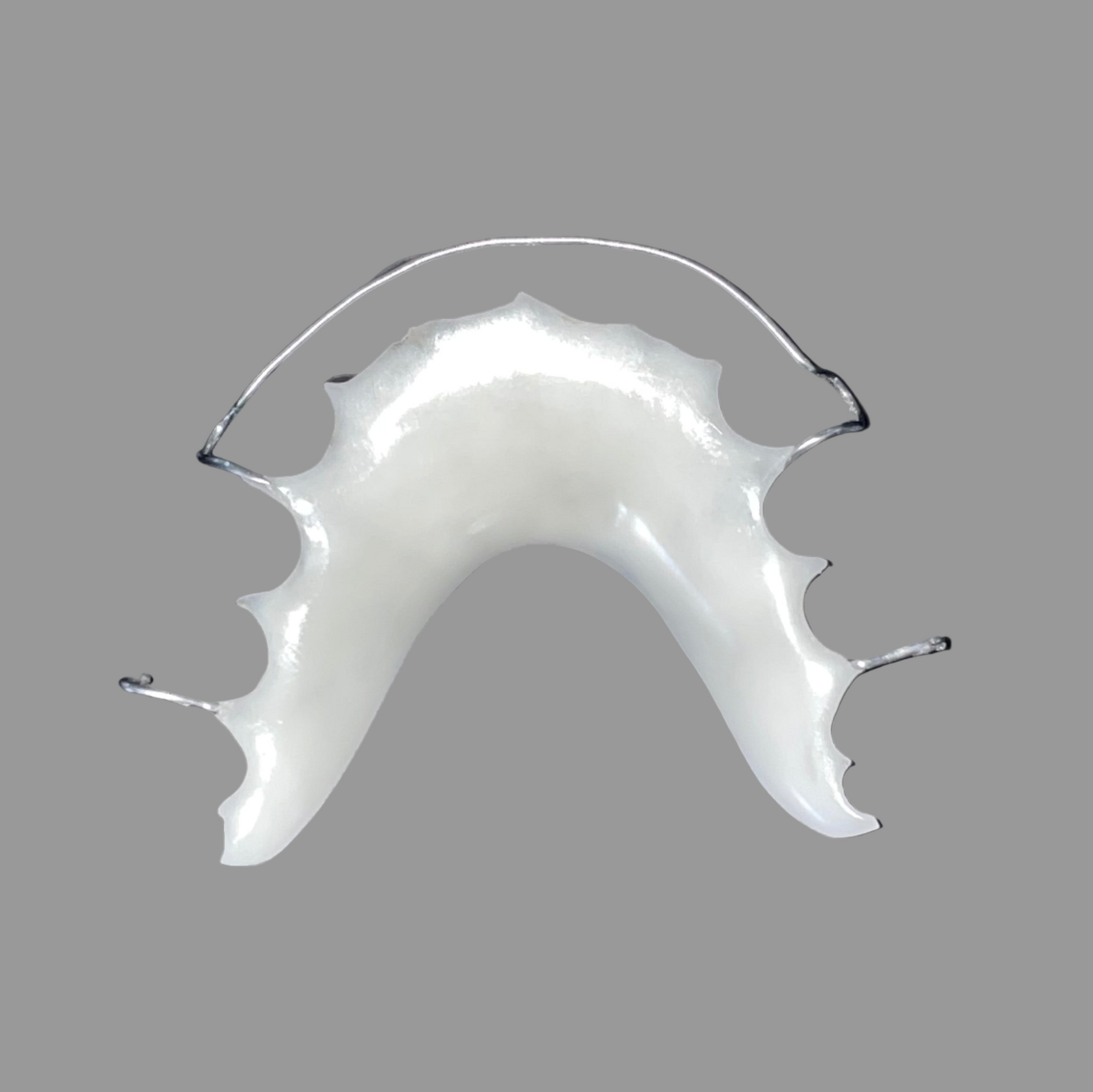 Smooth white finish on upper white wire retainer. 